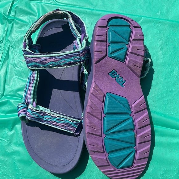 Teva's kids size 5 - Picture 2 of 2